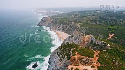 4普拉亚达阿德拉加海滩和大西洋海岸的K航空镜头。 白色的海浪向岸边翻滚。 辛特拉视频
