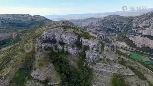 峡谷的黑山河与鸟眼`。 群山视频