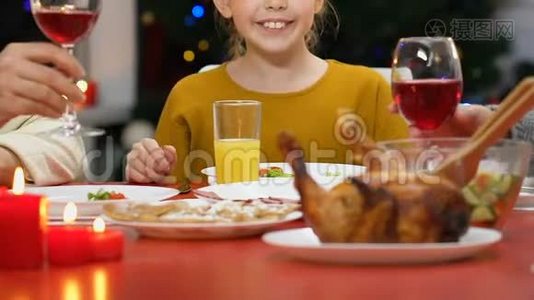 父母和孩子在圣诞晚餐时举杯祝幸福和健康视频