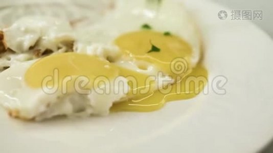 上面的煎蛋用切碎的欧芹装饰，特写视频