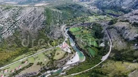 峡谷的黑山河与鸟眼`。 群山视频