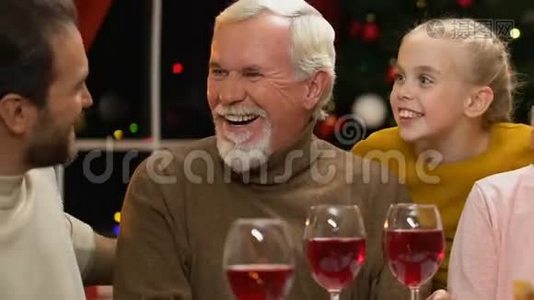 快乐的家庭在圣诞晚餐上开玩笑，节日期间大家在一起的传统视频