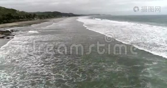 拉恩特拉达，厄瓜多尔-20180914-Drone航空-飞越低冲浪。视频