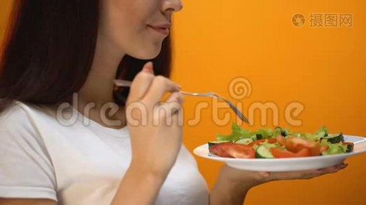 女孩吃西红柿和绿色蔬菜，健康减肥食谱，维生素视频