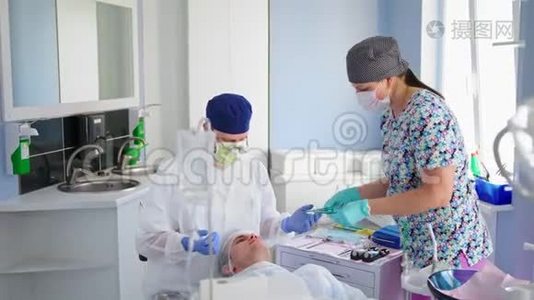 牙科外科医生和一名护士正在正畸医院做手术视频