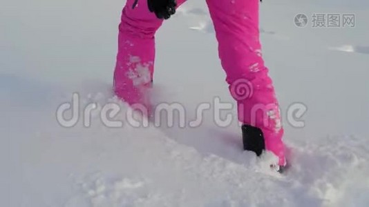 在冬天，近距离的女人的双腿穿过雪地里的积雪视频