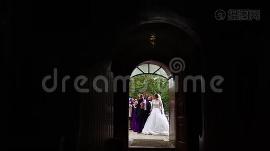 一对夫妇和朋友来到教堂。 婚礼视频
