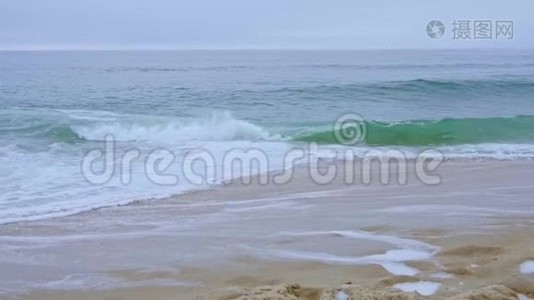 海浪冲击沙滩视频