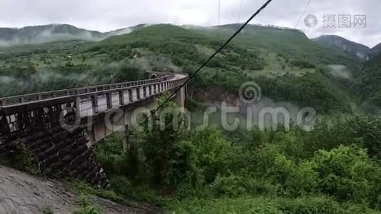 黑山山谷，春天有一座桥全景视频