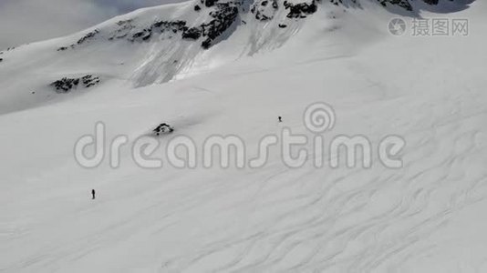 雪山上的一小群人。从上面看。视频