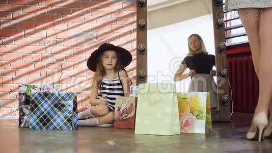 小女孩和妹妹购物后视频