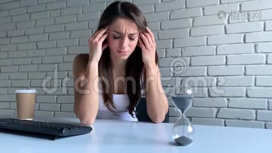 坐在办公桌前的女人对她的工作计划有问题视频