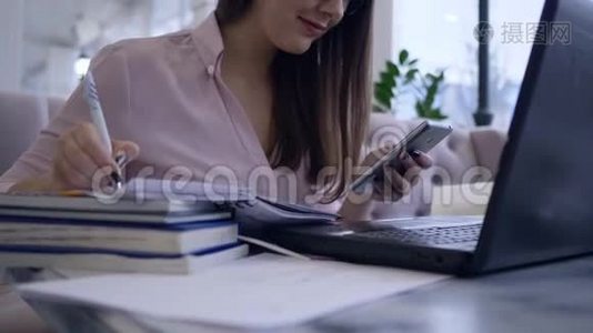 在线商业，成功的自由职业者女性结合工作和学习使用现代计算机技术和智能手机视频