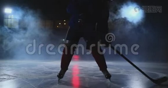 男子冰球运动员在冰场上打冰球时，运球直接移动到镜头前，直视对方视频