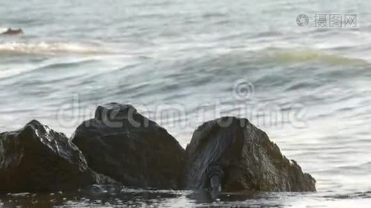 海滨的晴天。 大浪冲刷着保加利亚黑海岩石海岸视频