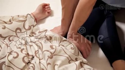 理疗。 一个女人在健康中心做足底按摩，特写。 现代康复物理疗法视频