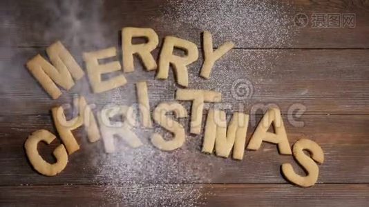 新年快乐。 圣诞快乐纸条，上面写着棕色木制背景的饼干字母。 白色粉末视频