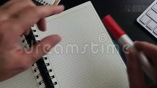 人在笔记中写作时间学习。视频