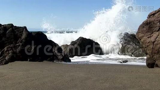北加利福尼亚州沙滩上的海浪围绕着岩石涌动视频