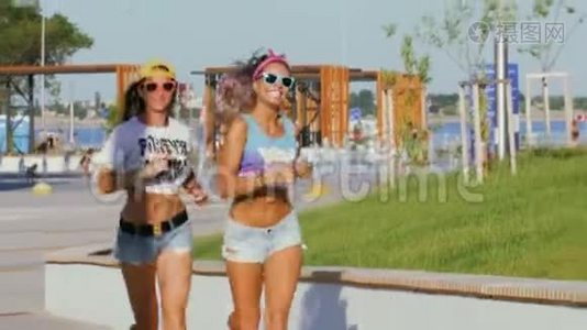两个戴太阳镜的女人在公园里跑步视频