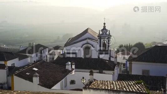 小城市的屋顶和教堂景观视频