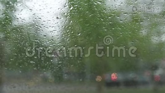 飓风和冰雹期间多雨多风的天气-从温暖的汽车透过雨滴的挡风玻璃观看视频