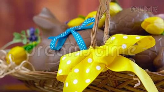复活节篮子里的巧克力蛋，杜莉展示特写。视频