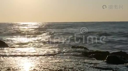 海上日出的画面。 美丽的巨浪撞击在保加利亚黑海岩石海岸视频