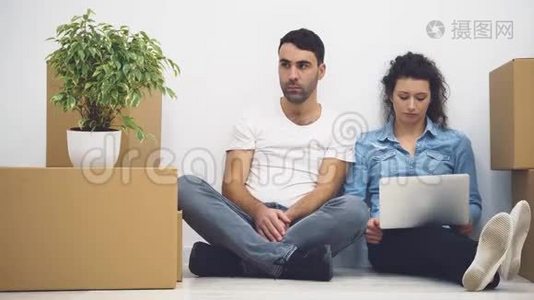 年轻夫妇正一起搬到一间新公寓。 他们正在考虑从什么开始，看着屏幕视频