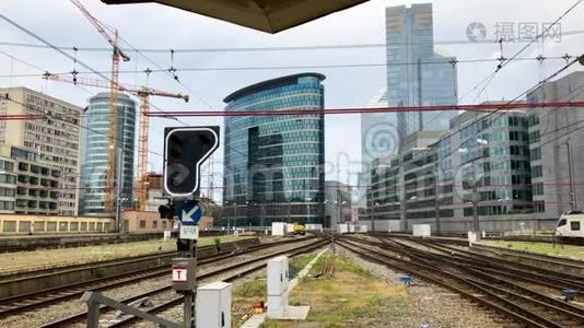 比利时布鲁塞尔-2019年6月：火车从站台出发视频