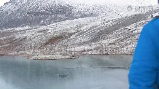 体育摄影师，背着背包在山里旅行。 他用相机拍摄美丽的风景。视频