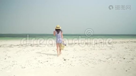 年轻女子光着脚在海滩上朝大海走去视频