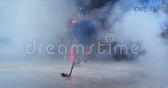 男子冰球运动员在冰场上打冰球时，运球直接移动到镜头前，直视对方视频