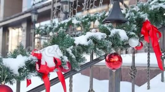 栏杆上的圣诞装饰。 房子或咖啡馆的入口视频