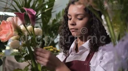 年轻的花匠制作鲜花的构图视频