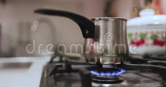 咖啡桶，在煤气炉上煮咖啡视频