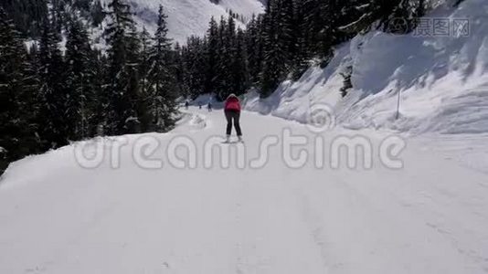 滑雪者弯腰快速滑雪在冬季的山腰上视频