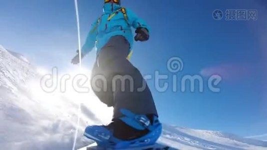 在高山山上的滑雪板视频