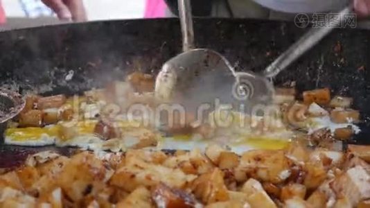 烹饪中国传统的白萝卜蛋糕，叫炒豆芽、鸡蛋、黑豆视频