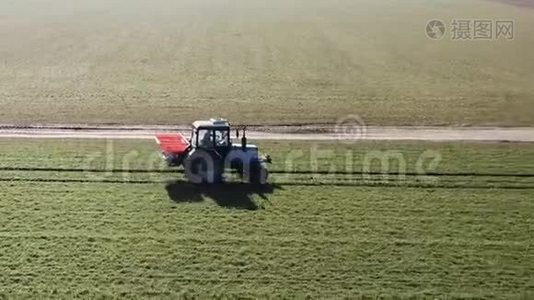 农业机械向绿野喷洒杀虫剂，农业自然季节性春季背景视频