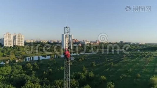 天线通信塔，人在日落背景下使用安全设备高空作业的鸟瞰图视频