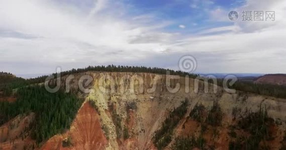 晴天悬崖峡谷与森林的空中视频视频