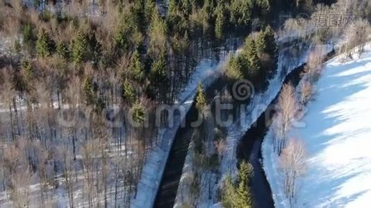 大溪流在森林与雪在早晨，空中镜头4k视频