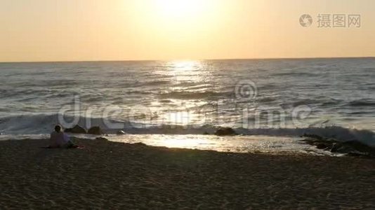 海上日出的画面。 美丽的巨浪撞击在保加利亚黑海岩石海岸视频