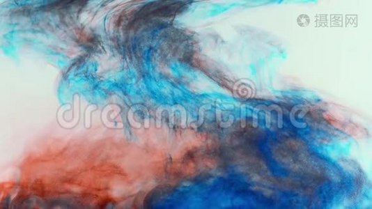 非常缓慢和光滑的运动和混合红色和蓝色油漆在水中的白色背景。视频