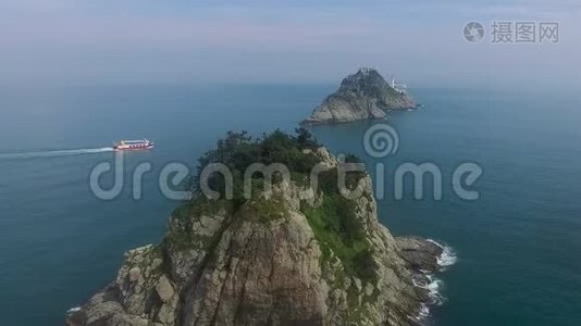 大韩民国釜山Oryukdo灯塔和游轮的空中景观视频