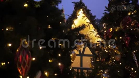 圣诞节装饰的漂亮房子是关于圣诞树的视频