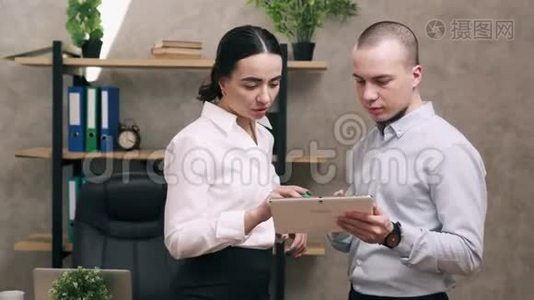 男人和女人看平板电脑屏幕和领导讨论视频