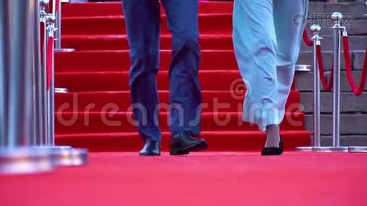 一男一女走在红地毯上的低角度特写镜头视频