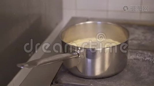 在沸水中加入意大利面条的银锅视频